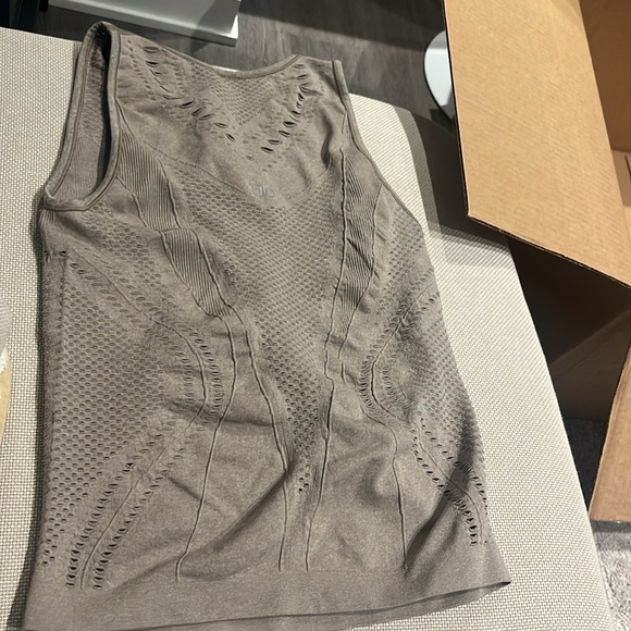 Alo tank top - Picture 3 of 4